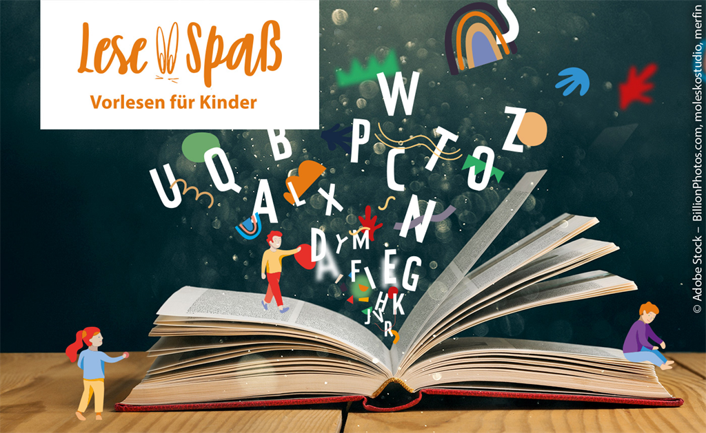 geöffnetes Buch mit Buchstaben